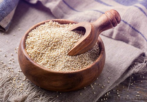 Preparação do omelete de alho poró, quinoa e bebida de avelãs