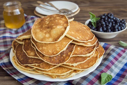 Algumas panquecas: cafés da manhã saudáveis
