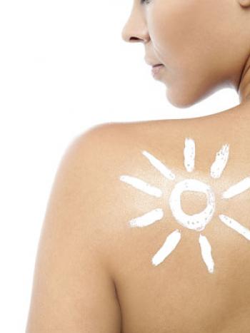 Mulher com protetor solar em creme