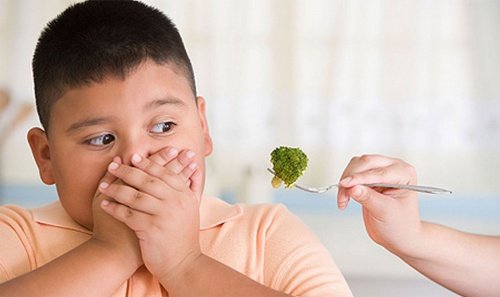 Criança que não quer brócolis