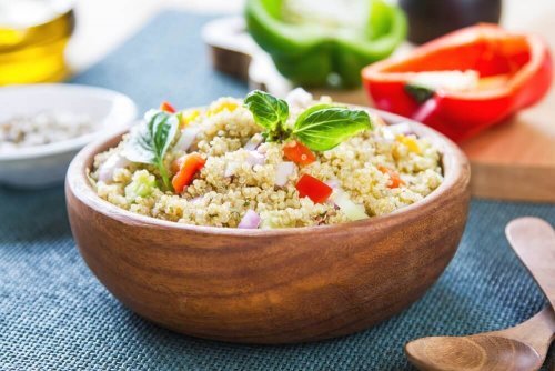 Salada de poucas calorias com quinoa, erva-doce e tomates
