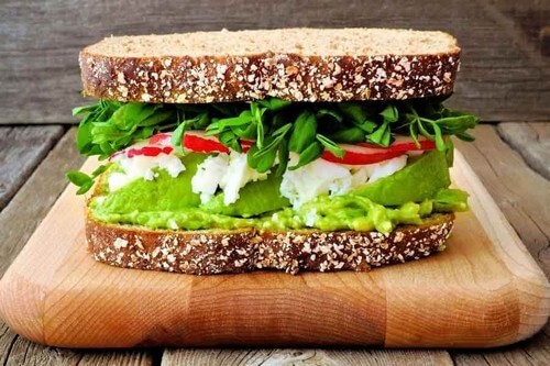 Sanduíche de vegetais: cafés da manhã saudáveis