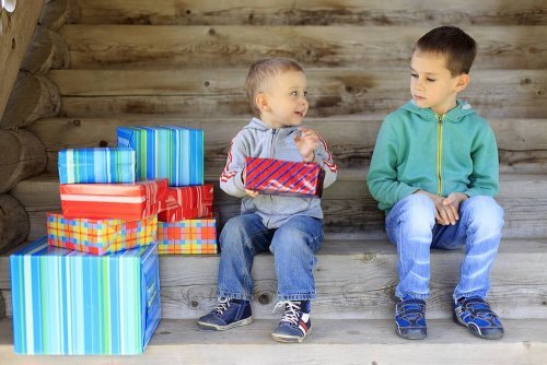 Filho preferido recebendo presentes