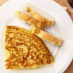 Tortilha de batatas ao estilo sanduíche. Experimente!