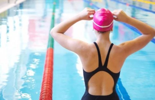 Resistência reduzida ao usar touca de natação na piscina