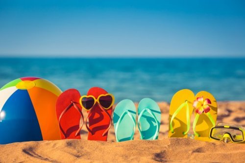 Chinelos na praia durante o verão