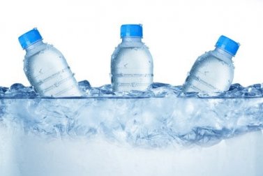 É possível queimar calorias bebendo água gelada?