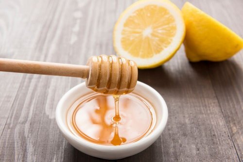 Água com mel e limão para aliviar a dor de garganta