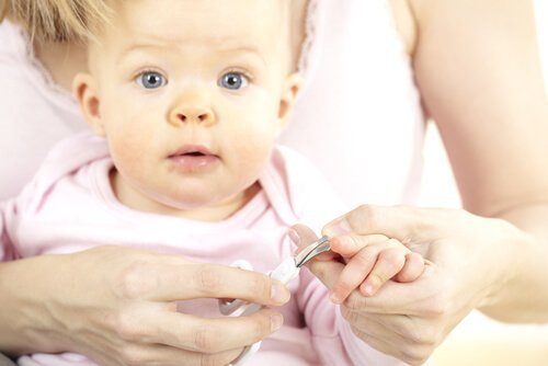 Limpar os resíduos ou pontas ao cortar as unhas do bebê