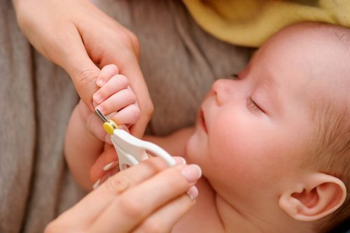 Selecione os instrumentos para cortar as unhas do bebê
