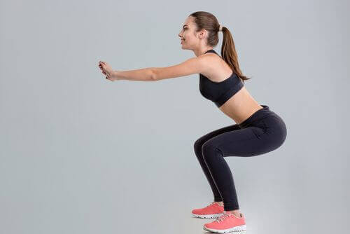 O agachamento é um exercício básico para fortalecer os músculos das pernas e tonificar os glúteos