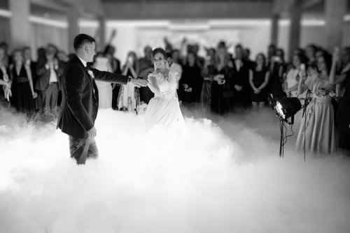 Casal dançando com músicas para casamento