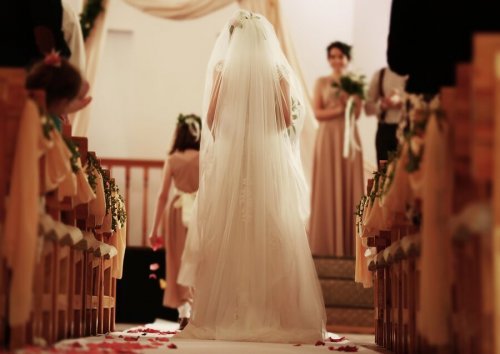 Noiva entrando com músicas para casamento