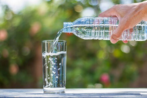 Queimar calorias bebendo água gelada: mito ou verdade?