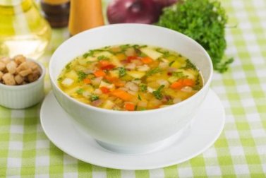 Sopa de verduras com trigo sarraceno