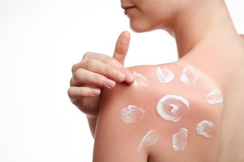 Mulher usando produtos à prova d’água