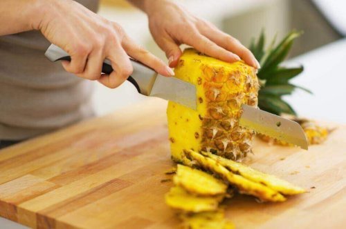 O abacaxi pode servir parar preparar várias saladas de frutas