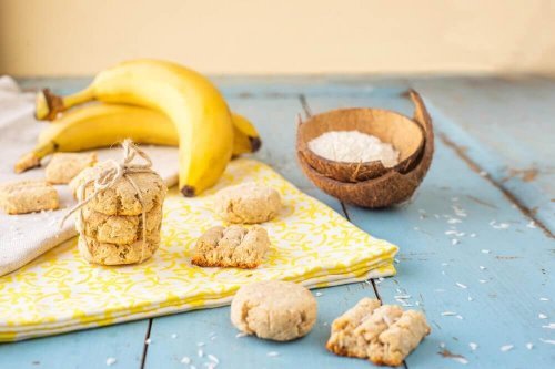 Biscoitos de banana, coco e goji berries