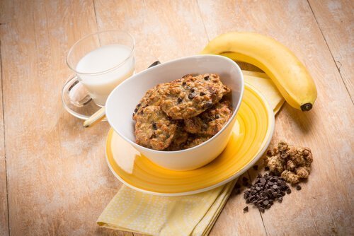 Biscoitos de banana com leite