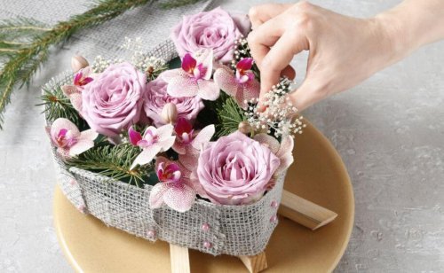 Decore com flores alguma cesta