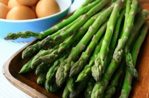 Ingredientes para a receita de gaspacho de aspargo verdes