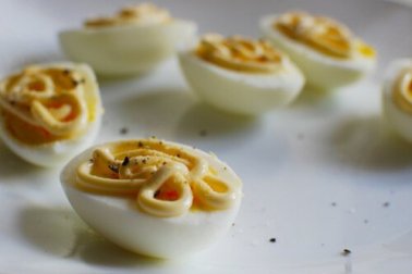 Ovos recheados com poucos ingredientes