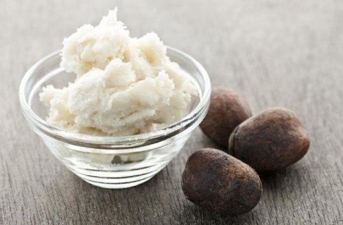 Pomada com manteiga de karité e citronela para picadas de mosquito