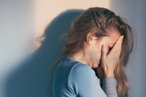 Mulher triste vítima de agressão sexual