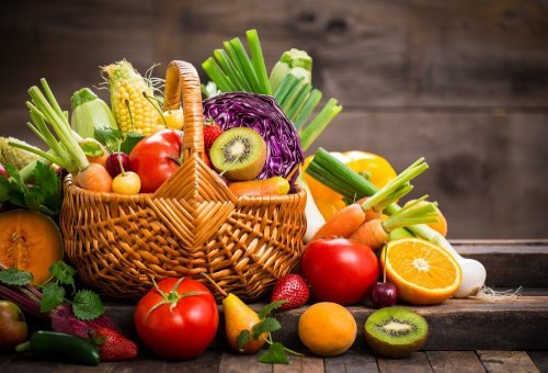 Saladas de frutas com pêssego, tangerina e nozes