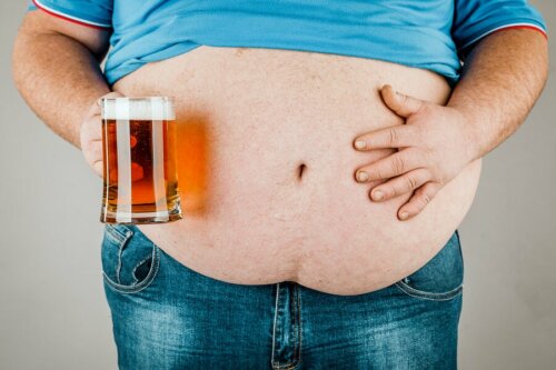 Praticamente todo mundo associa o consumo de cerveja a um aumento na circunferência abdominal