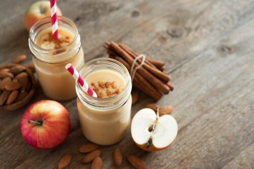 Bebidas com proteínas à base de maçã e iogurte natural