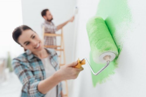Casais felizes compartilham tarefas da casa