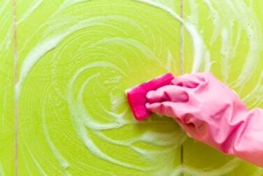 5 dicas para remover resíduos de sabão do box