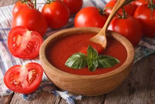 Almôndegas de berinjela com molho de tomate