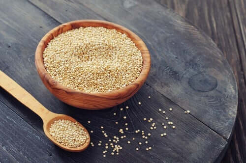A quinoa é um elemento perfeito para saladas e com excelentes propriedades nutricionais, como um alto teor de proteína