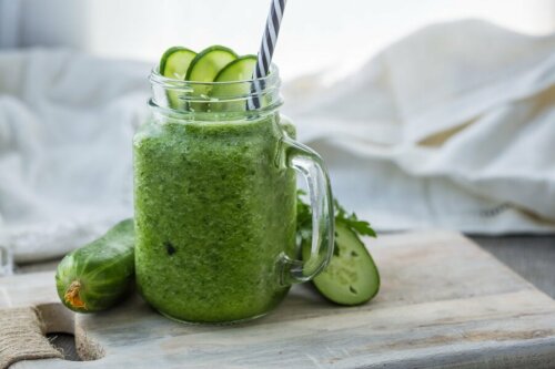 Suco verde com espinafre e pepino