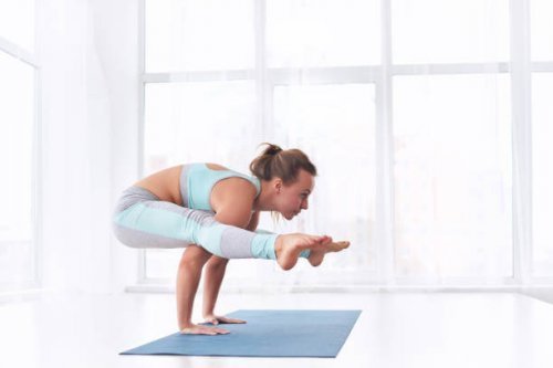 Posturas de ioga: tittibhasana