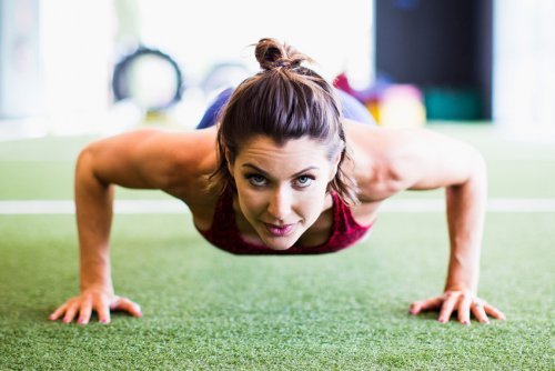 Mulher fazendo prancha abdominal