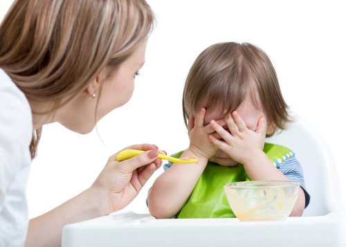 Bebê rejeitando a comida