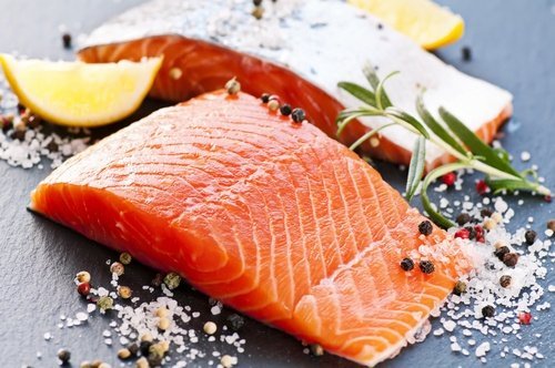 Salmão assado com verduras