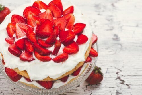 Receita de bolo de morangos com creme sem açúcar