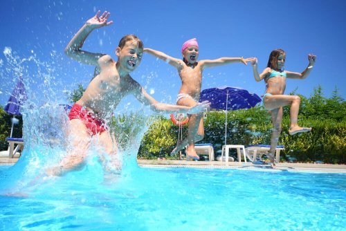 Crianças brincando na piscina
