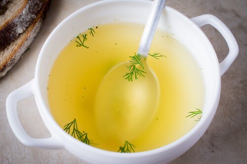 Caldo de casca de batata para controlar a febre