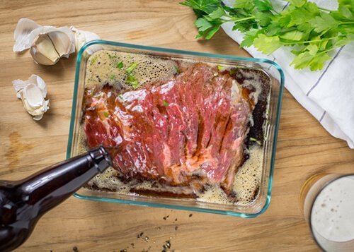 A carne também pode ser feita com cerveja