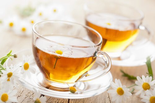 Chá de camomila para aliviar dores menstruais