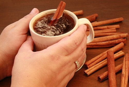 Chá preto com canela e mel