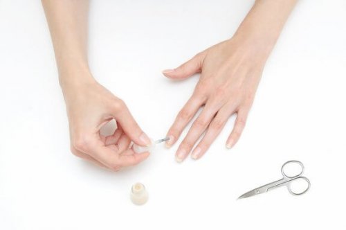 Como pintar as unhas sem manchar os dedos