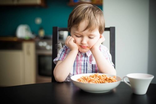 Criança que não quer comer