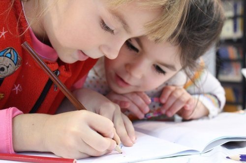 Pequenos traços, grandes benefícios do desenho para as crianças