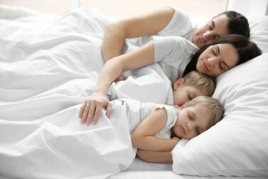 Crianças que querem dormir na cama dos pais